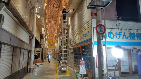 京都市の商店街でのアーケード清掃の事例