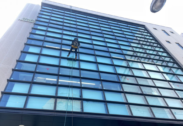 ロープ作業でのガラス清掃