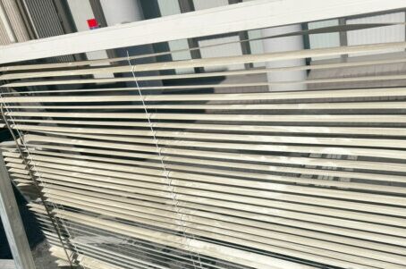 オフィスに設置された横型ブラインドの清掃前の状態