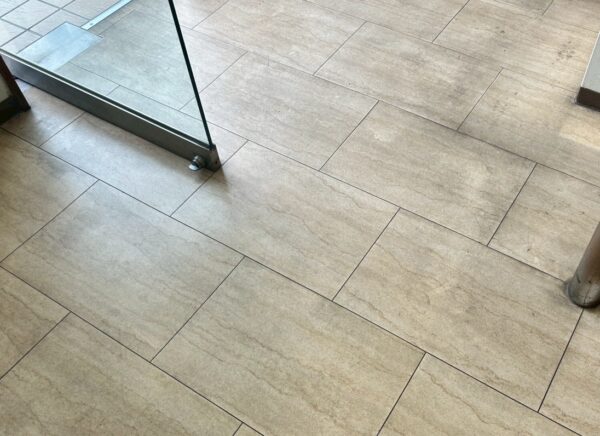 美容院の床剥離洗浄前の床面