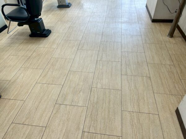 床剥離洗浄後の美容院の床面