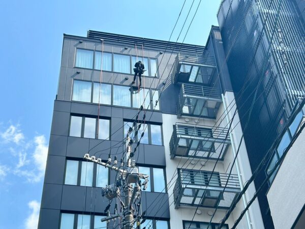 ホテル高所ガラス清掃ロープ作業