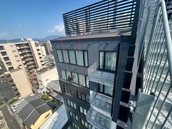 ホテル高所ガラス清掃ロープ作業