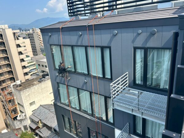 ホテル高所ガラス清掃ロープ作業 