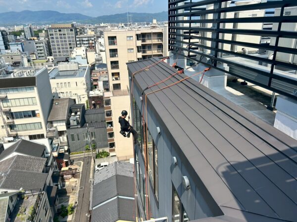 ホテル高所ガラス清掃ロープ作業