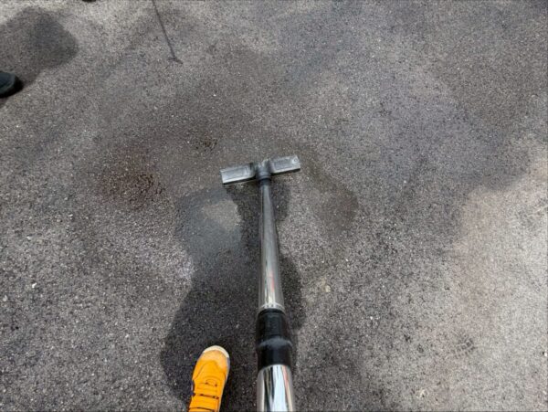 道路に漏れたエンジンオイル|住宅街でのオイル漏れ除去作業中