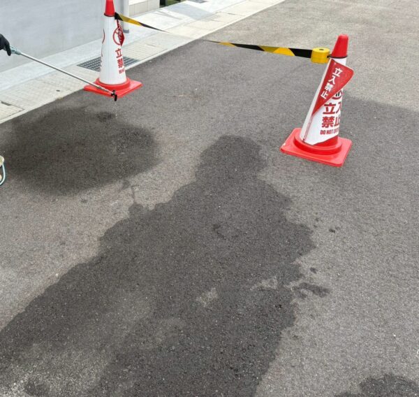 道路に漏れたエンジンオイル|住宅街でのオイル漏れ除去作業前