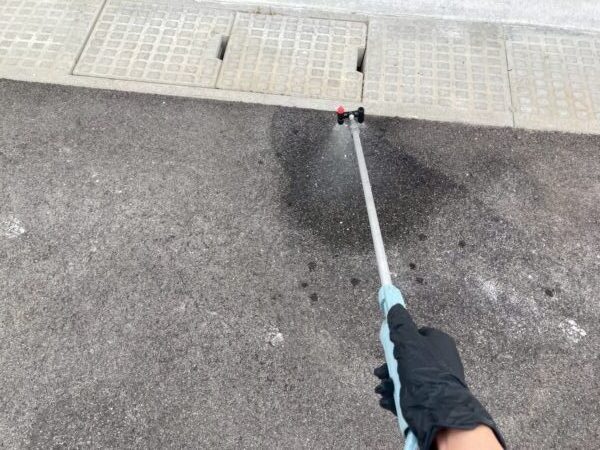 道路に漏れたエンジンオイル|住宅街でのオイル漏れ除去作業前