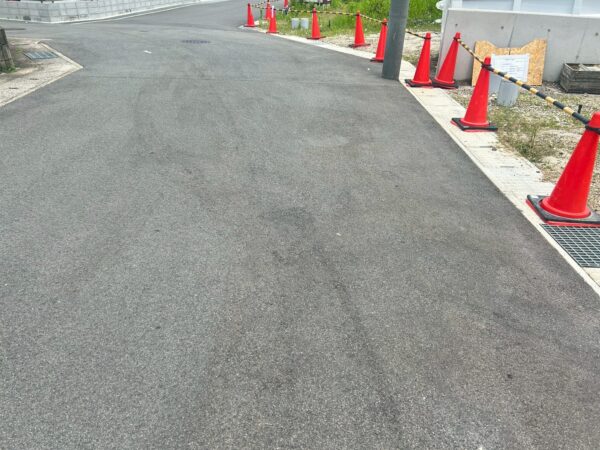 道路に漏れたエンジンオイル|住宅街でのオイル漏れ除去作業後