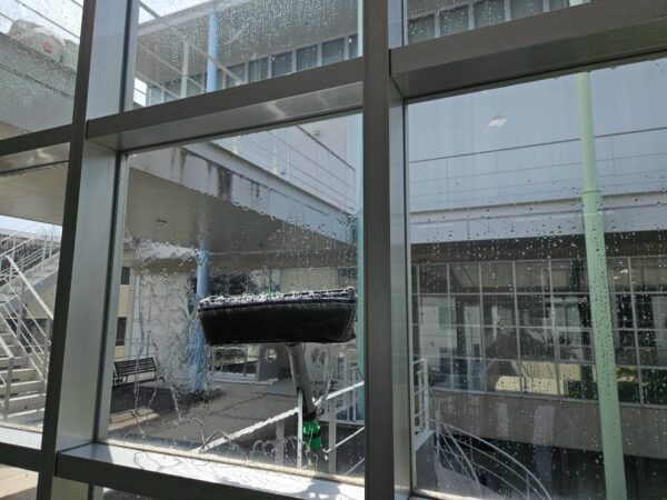 ウォーターポールを使用した学校施設のガラス清掃