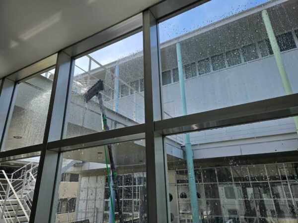 室内側から見た高所ガラスのブラシ洗浄