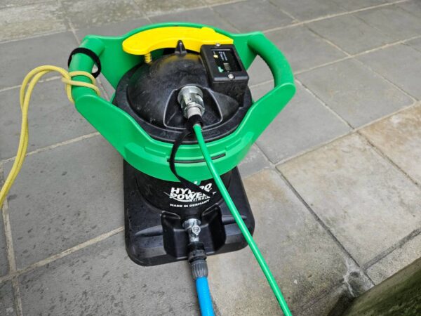 高所ガラス清掃で使用した純水精製機