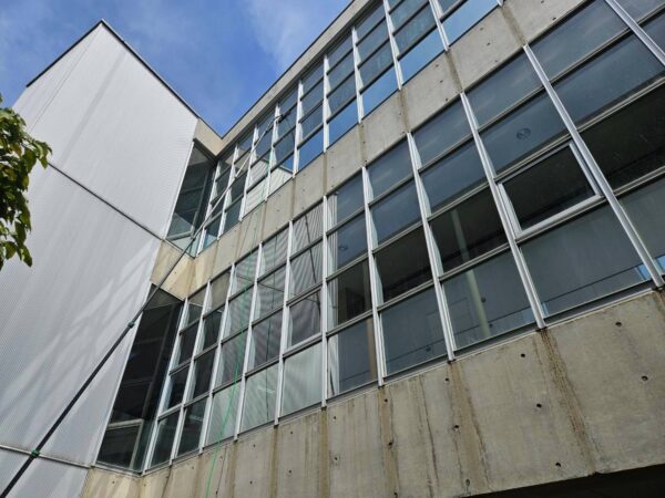 地上から3階の高所ガラスまでウォーターポールを伸ばしている様子